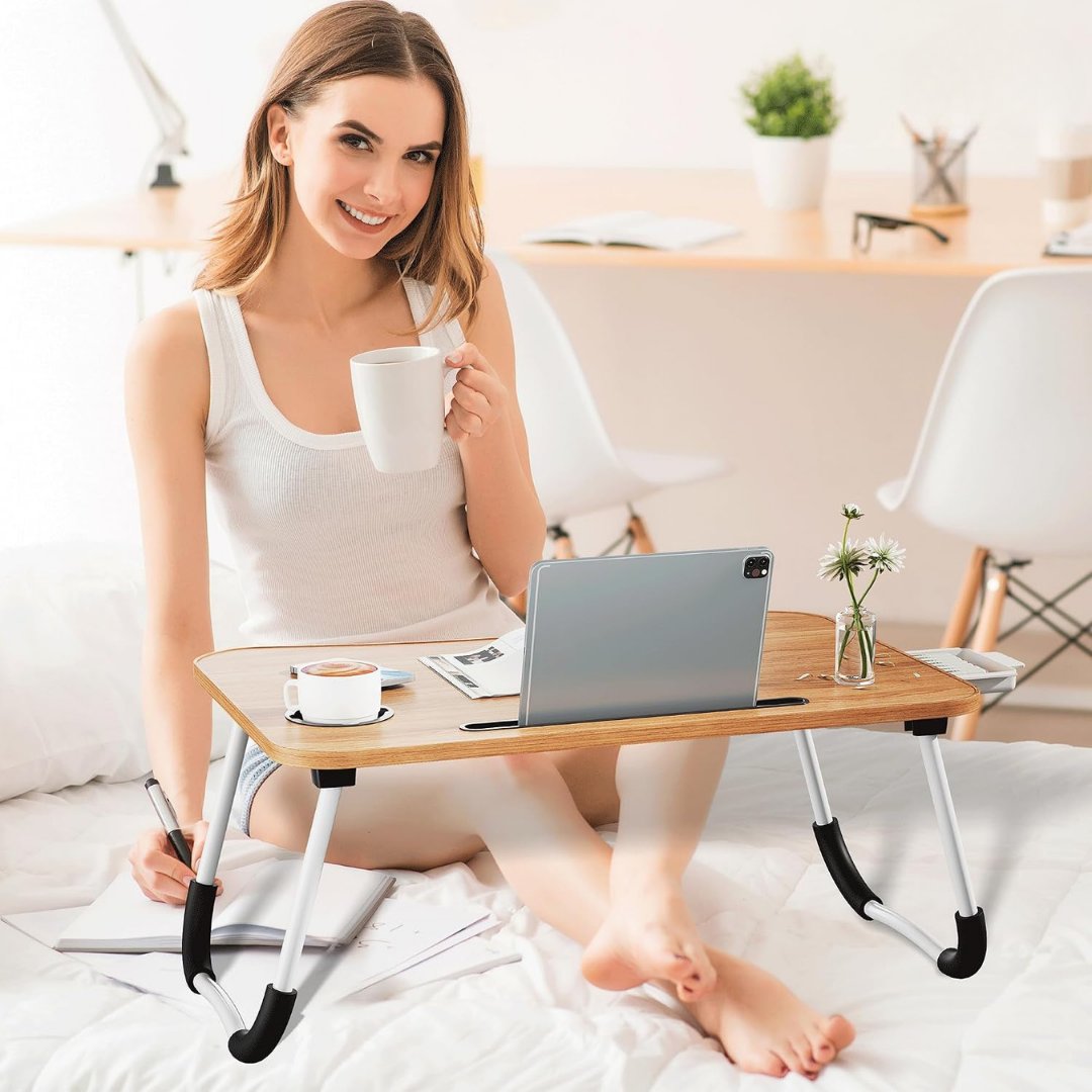 Összecsukható asztal laptophoz és reggelihez az ágyban